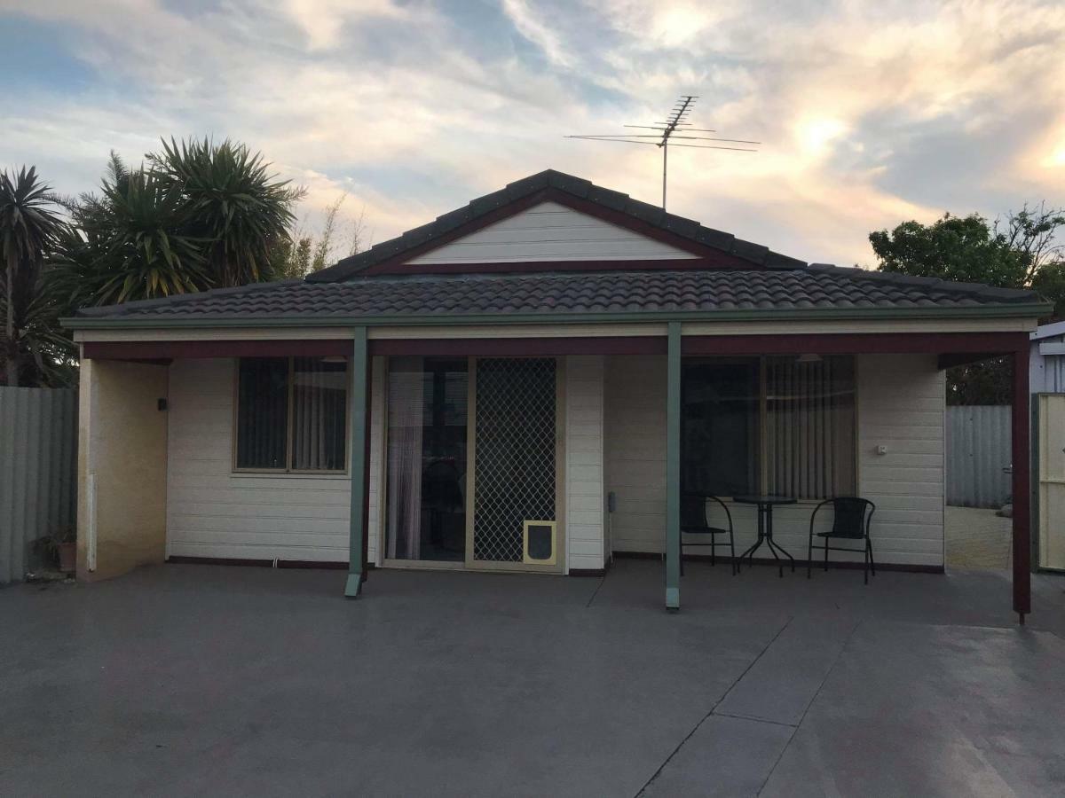 Guesthouse On Dolphin Safety Bay Exterior photo